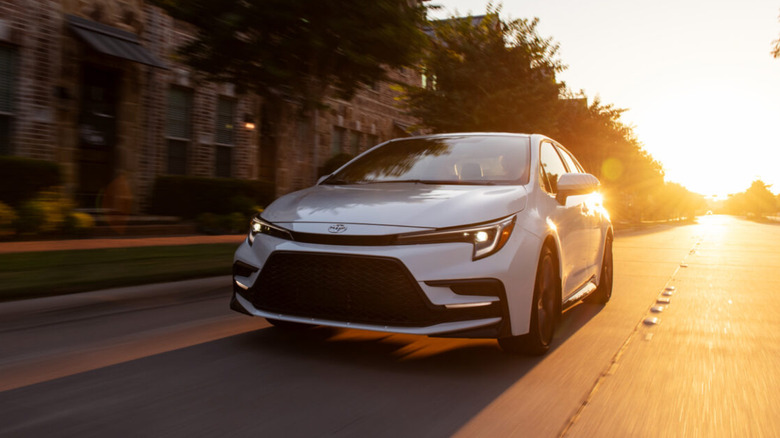 일몰 길을 달리는 2026 Toyota Corolla