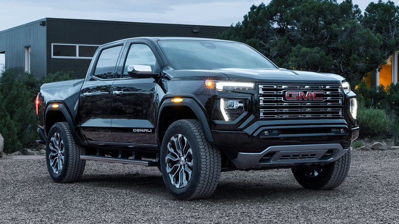교외 자갈 주차장에 주차된 검은색 2026 GMC Canyon