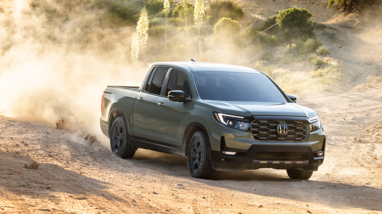 먼지가 많은 길을 주행하는 2026 Honda Ridgeline