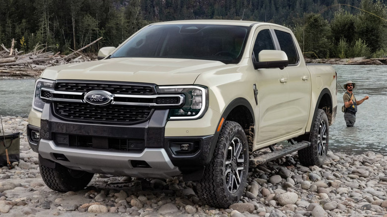 바위가 많은 강둑에 주차된 베이지색 2026 Ford Ranger