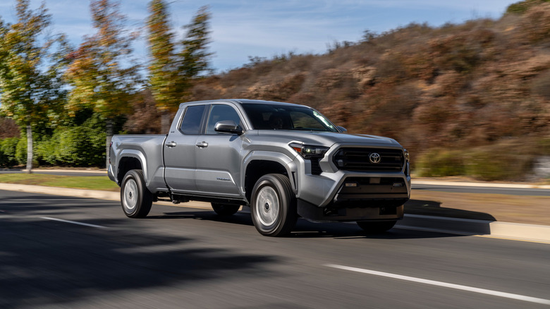 고속도로를 달리는 회색 2026 Toyota Tacoma