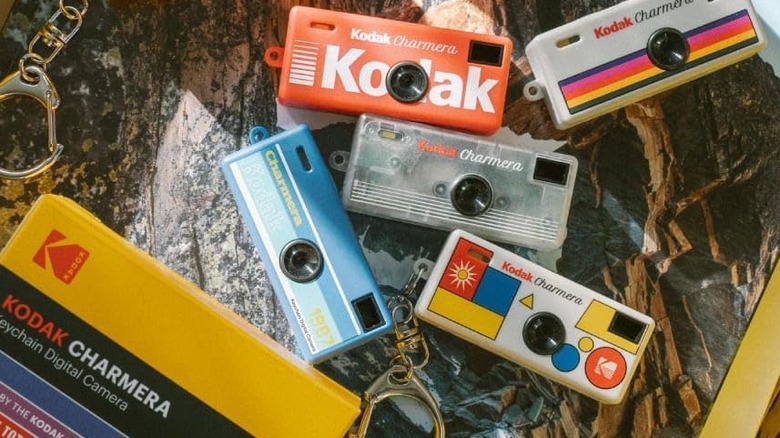 Kodak Charmera 열쇠고리 디지털 카메라의 다양한 버전이 펼쳐져 있습니다.