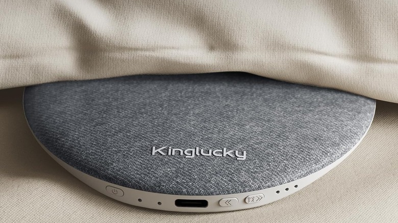 Kinglucky 베개 스피커 절반은 베개 아래, 절반은 밖으로 나와 있습니다.