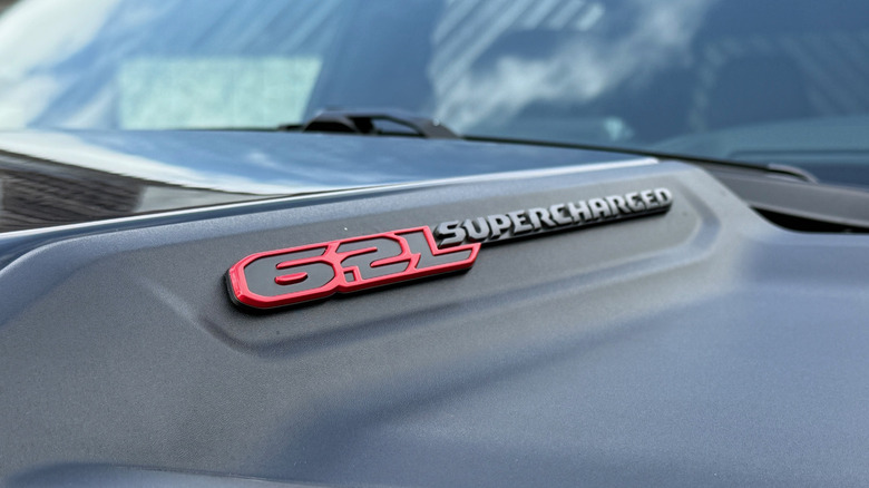 2027 Ram TRX SRT 후드 엠블럼