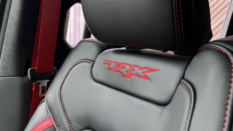 2027 램 TRX SRT 앞좌석 로고