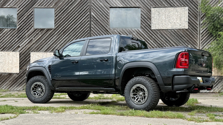 콘크리트 주차장에 주차된 2027 Ram TRX SRT 후면 3/4