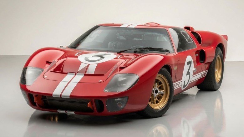 빨간색 Superformance Ford GT40 레스토랑이 전시되어 있습니다.