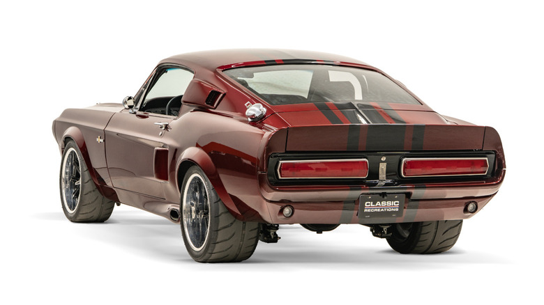 스튜디오에 주차된 빨간색 1967년식 Restomod Shelby GT500의 3/4 후면 모습.