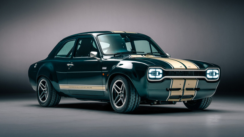 스튜디오에 주차된 녹색 Boreham Motorworks Mk1 RS Restomod 자동차.