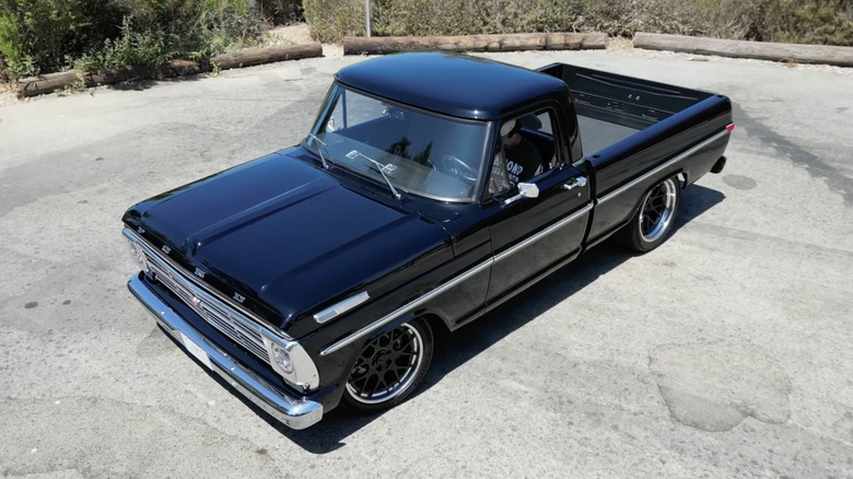 위에서 찍은 검정색과 크롬 색상의 Velocity Restorations Ford F-100 Restomod 트럭.
