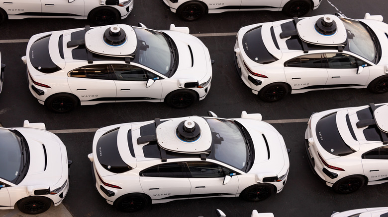 Alphabet의 Waymo 자율주행차 보관 시설을 항공에서 본 모습