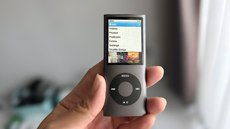 화면에 앨범이 표시된 iPod Nano.