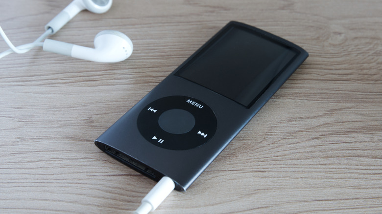 유선 이어버드가 장착된 검은색 iPod Nano.