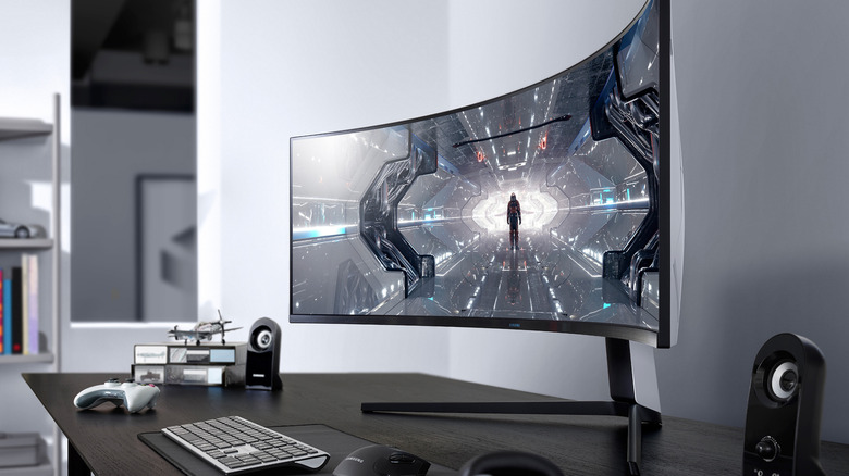 테이블 위의 삼성의 새로운 Odyssey 8K 게이밍 모니터