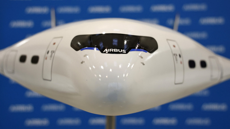 Airbus ZEROe 모델은 Airbus 공장 근처의 ZAL 응용 항공 연구 센터에서 촬영되었습니다.