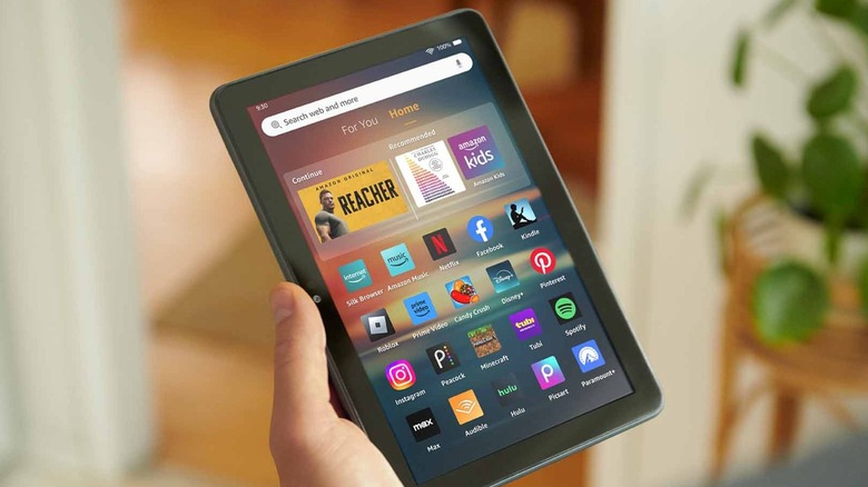 Amazon Fire HD 8 태블릿을 들고 있는 사람.