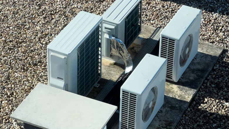 건물 꼭대기에 있는 옥상 HVAC 장치