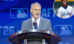 Rob Manfred는 잔인한 MLB 드래프트 장면에서 Roch Cholowsky의 이름을 잘못 발음했습니다.
