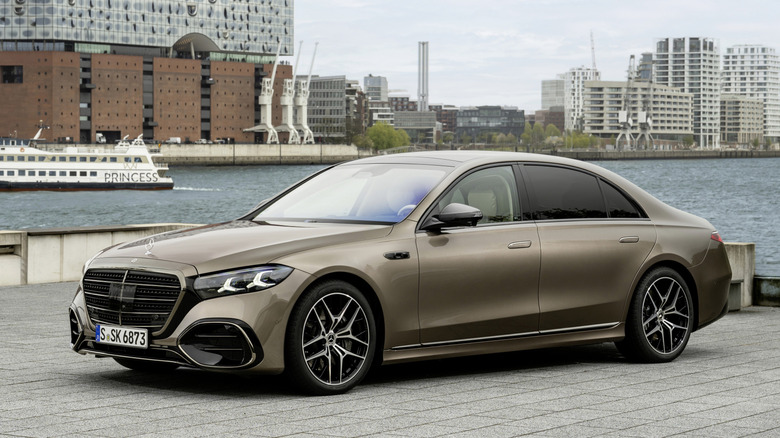 도시 해안가에 있는 Mercedes-Benz S 500의 전면 3/4 뷰
