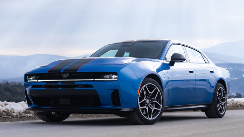 눈 덮인 산악 환경에 있는 Dodge Charger의 전면 3/4 뷰