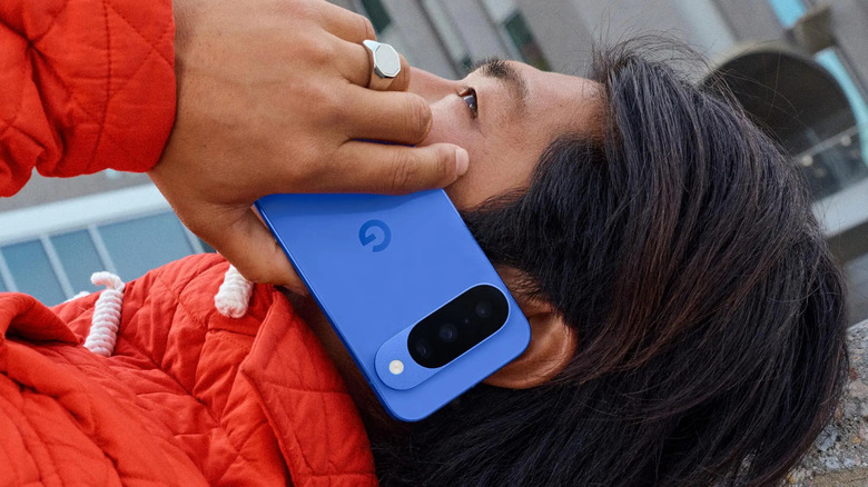 누워서 Google Pixel 휴대전화로 통화하는 사람