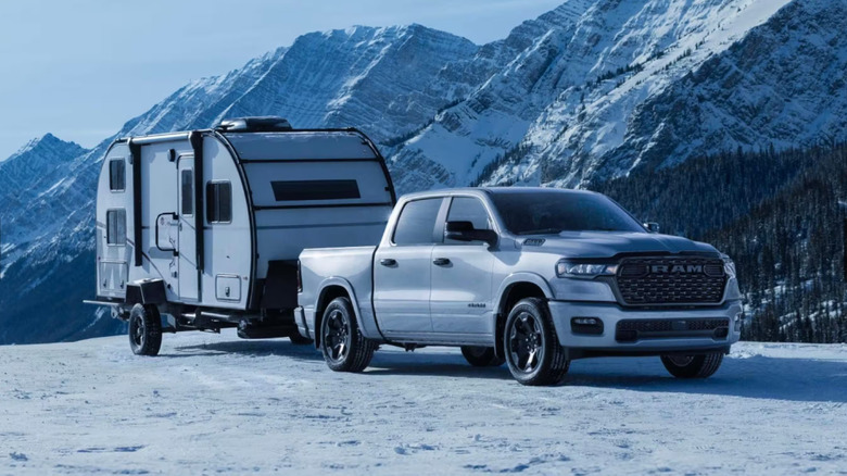 눈 덮인 산악 환경에서 2026 Ram 1500 견인 트레일러