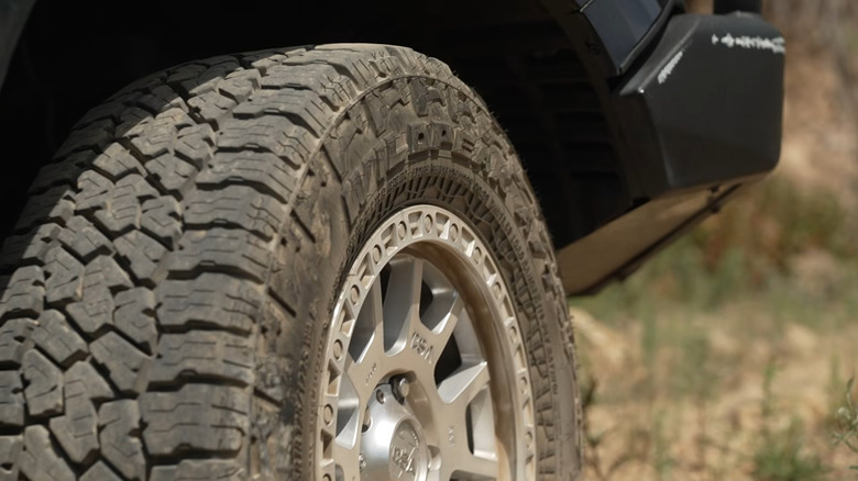 사용 중인 Falken Wildpeak A/T4W 타이어 세트