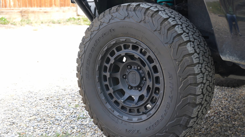SUV에 장착된 BFGoodrich All-Terrain T/A KO2 타이어 세트