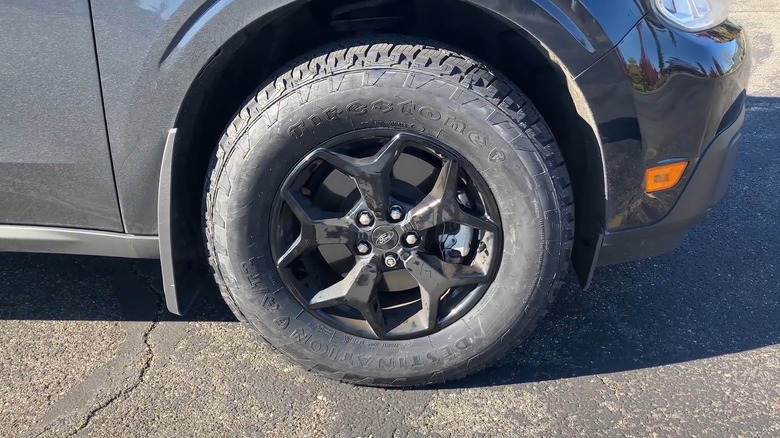 Ford Maverick의 Firestone Destination A/T2 세트