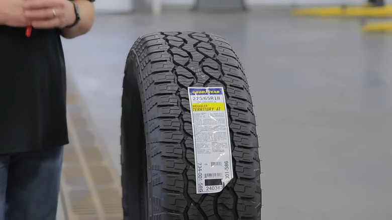 전시된 Goodyear Wrangler Territory AT 타이어