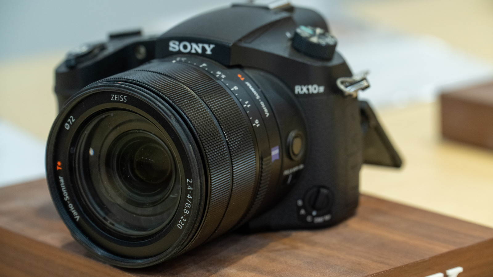 Sony RX10 IV 대 RX10 V: 이 올인원 슈퍼 줌 카메라는 어떻게 비교됩니까?