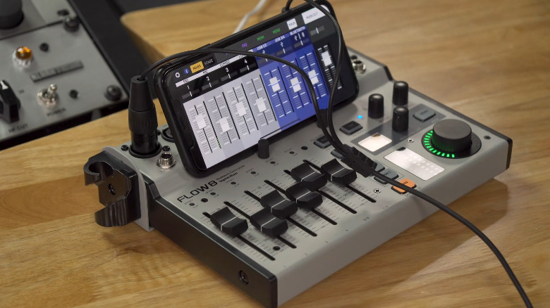 Behringer Flow 8과 테이블에 동반 앱을 표시하는 전화기.