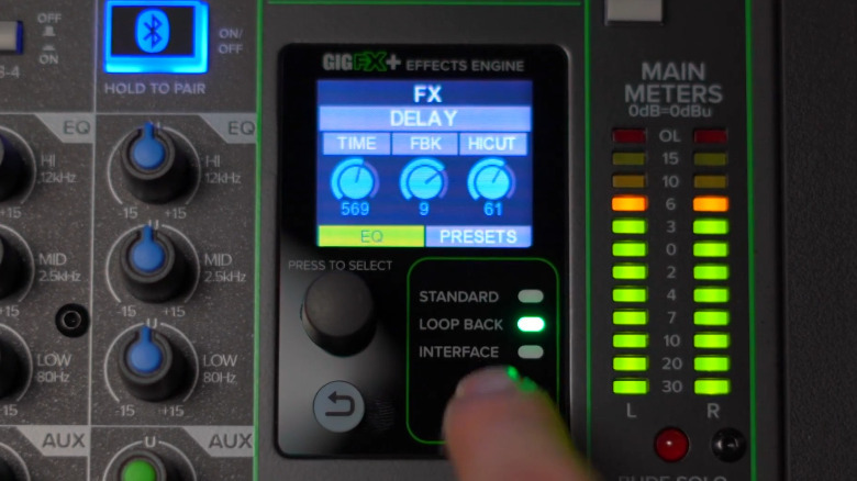 Mackie ProFX12v3 Plus의 내부 효과를 조정하는 사람.