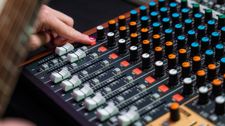 Tascam Model 12의 채널에서 사람이 녹음을 하고 있습니다.