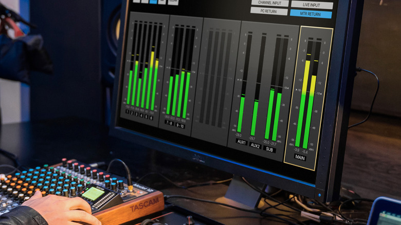 PC에서 동반 앱과 함께 Tascam Model 12 믹서를 사용하는 사람.