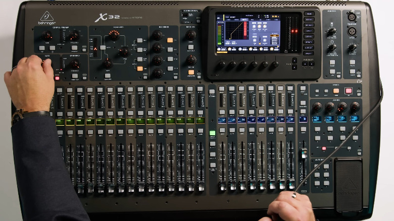엄청나게 큰 풀사이즈 Behringer X32를 사용하는 사람.