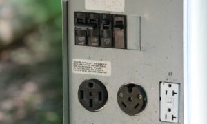 30Amp RV 플러그 대. 50Amp: 차이점은 무엇입니까?