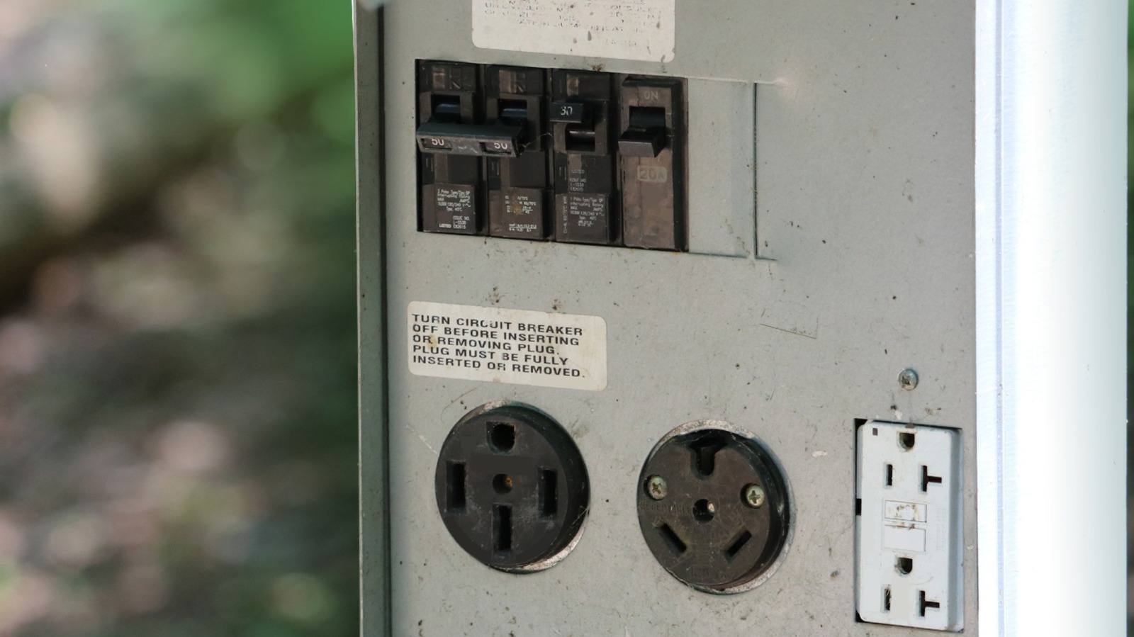 30Amp RV 플러그 대. 50Amp: 차이점은 무엇입니까?