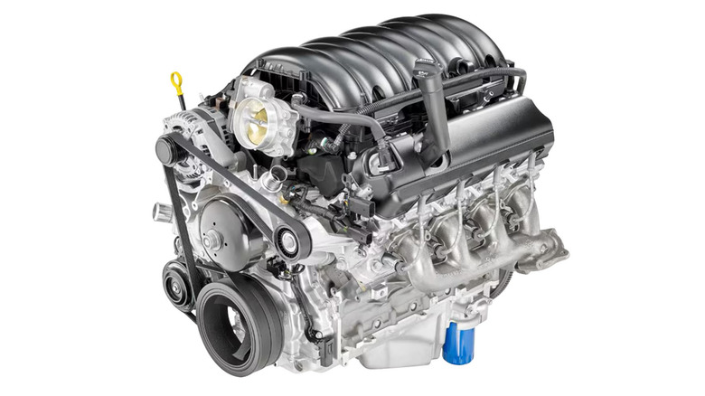 흰색 배경에 GM L87 6.2리터 V8 엔진.