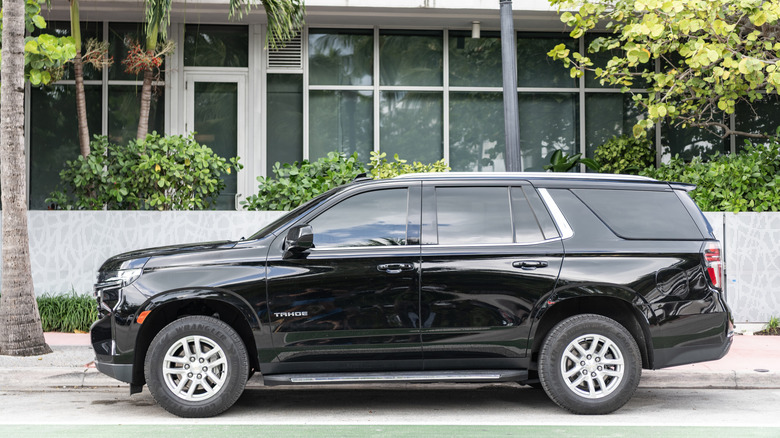 거리에 주차된 검은색 Chevy Tahoe의 측면 모습.