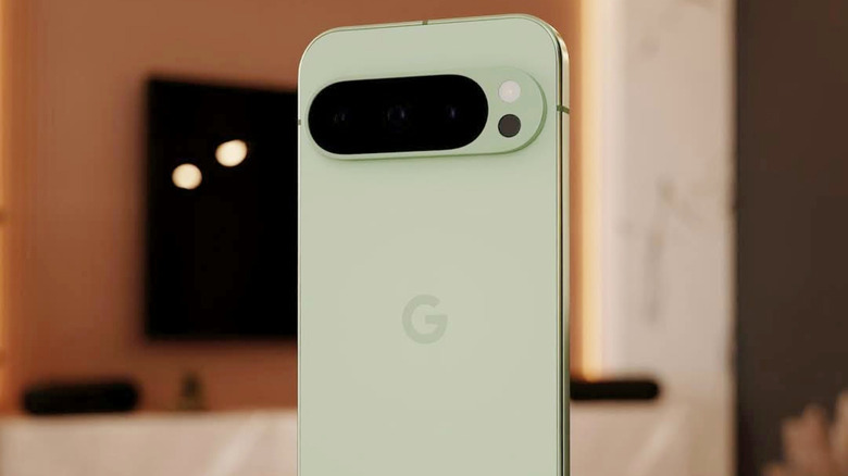 초점이 맞춰진 밝은 녹색 Google Pixel 10 pro, 흐릿한 아파트 배경