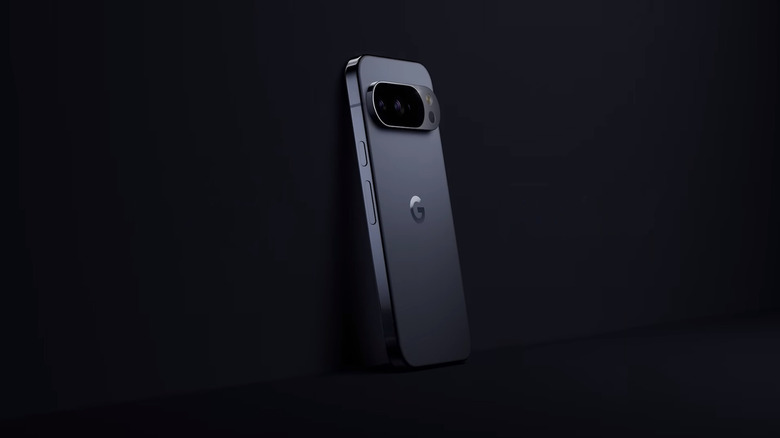 검정색 배경에 기대어 있는 검정색/회색 Google Pixel 10 Pro