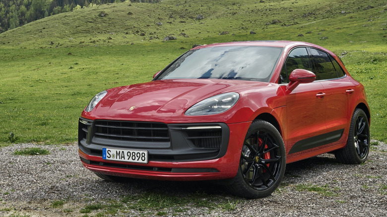 산에 주차된 빨간색 Porsche Macan GTS의 전면 3/4 뷰.