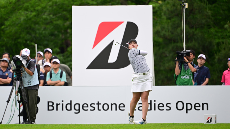 골퍼 리오 테이크(Rio Take)가 브리지스톤 레이디스 오픈(Bridgestone Ladies Open)에서 경기를 펼치고 있습니다.
