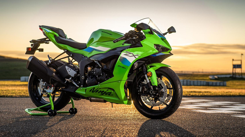 도로에 주차된 녹색의 Kawasaki Ninja ZX-6R