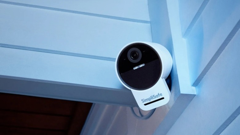 흰색 사이딩에 장착된 SimpliSafe 실외 보안 카메라