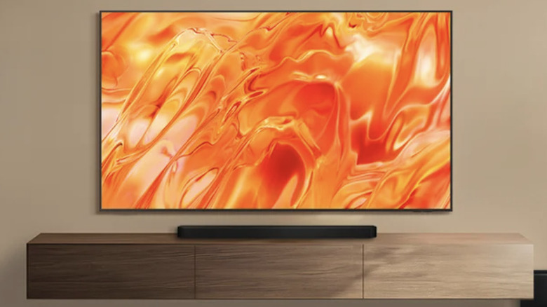 현대적인 엔터테인먼트 센터 위 갈색 벽에 설치된 삼성 TV