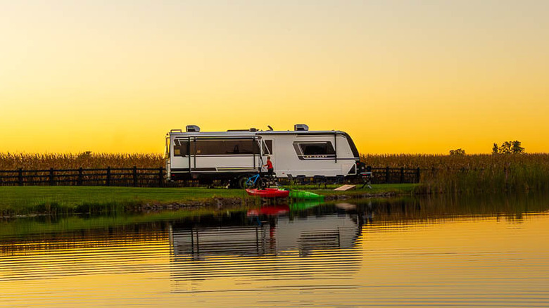 수로를 따라 일몰을 감상하는 Brinkley Model Z Air 310 RV