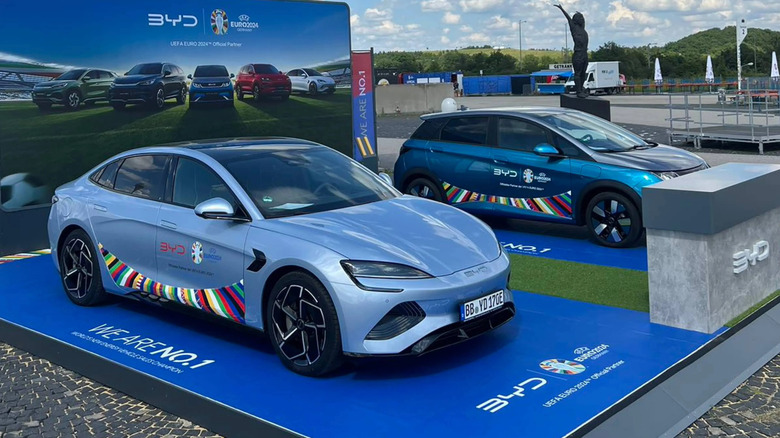 전시회 옆에 주차된 BYD SUV와 BYD 씰
