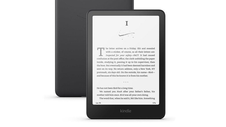뒤집힌 Kindle이 있는 연속된 Amazon Kindle, 흰색 배경